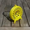 Piège OkyBee fixé sur un bocal en verre posé sur une table en bois